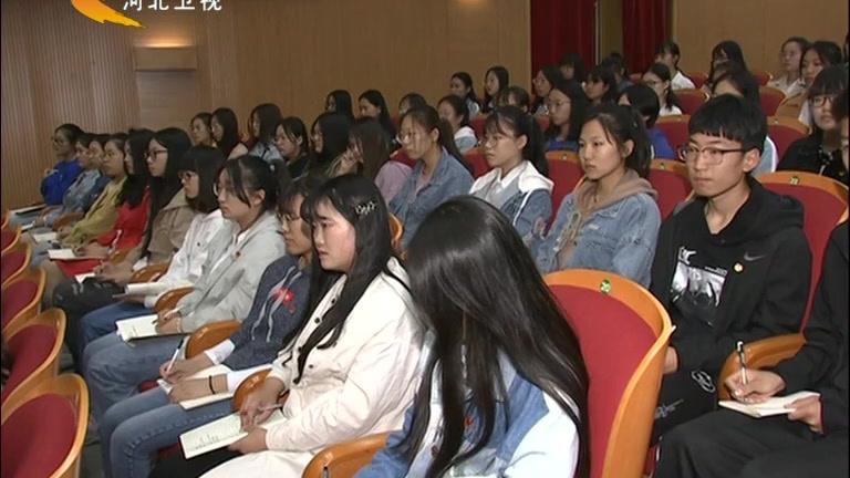 [图]王东峰在河北师范大学随堂听课并带头作思想政治理论课报告