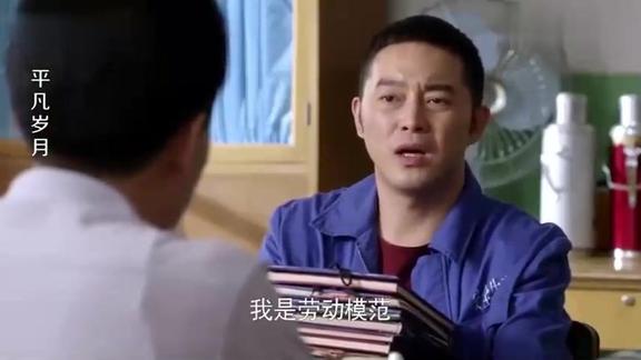 修理工嫌衬衣领子卡脖子,当上老总后倒是穿上了,不感觉掐脖子