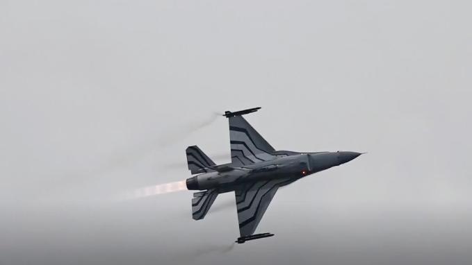 [图]“日落”航展上的F-16精彩飞行，羡煞旁人