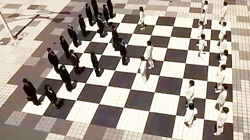 [图]日本土豪雇佣32个人陪小伙下棋，吃掉的棋子的同时，就会有人倒下