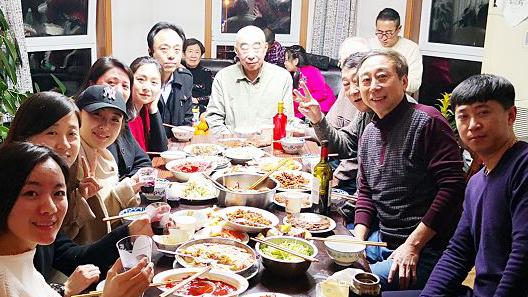 [图]走下春晚舞台 与家人团聚 冯巩、沙溢的非常年夜饭