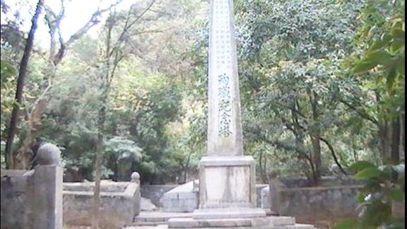 《历史人文》_云南一日军墓，日本多次想毁坏，只因墓碑2字让他们觉得屈辱