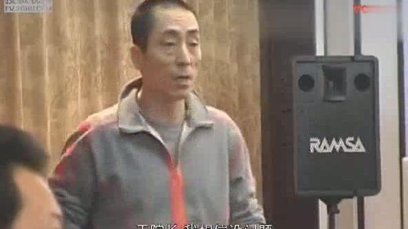 [图]张艺谋与同事讨论2008年奥运会开幕式创意，不愧是大导演 标清