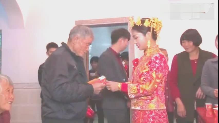 [图]福建晋江农村结婚习俗：新娘给长辈请茶，然后就有红包