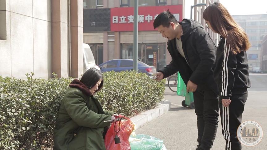 [图]夫妻二人卖白菜有窍门，这样套路老同学，这技术厉害了