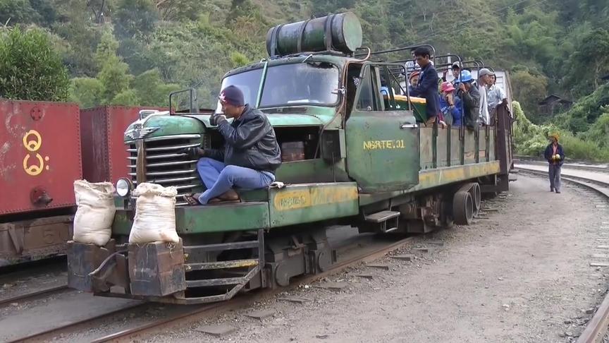 [图]缅甸大山里的小火车，当地人的交通要道