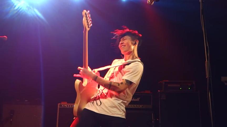 [图]日本优秀吉他手MIYAVI（雅）演奏碟中谍配乐，不化妆其实也很帅