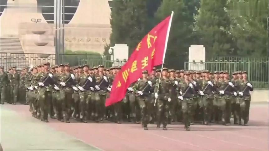 [图]清华大学新生方队正步走 军训场面太壮观了