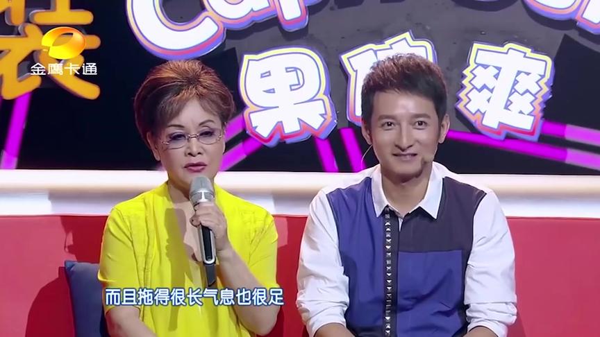 [图]7岁的杨慧妍演唱《歌唱二小放牛郎》，李谷一不禁竖起大拇指