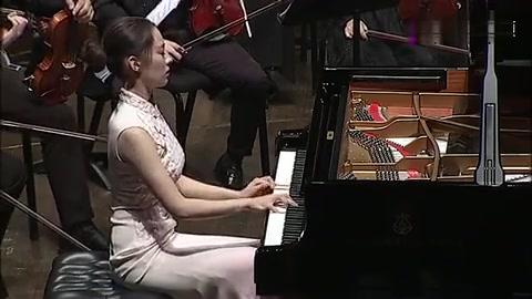 [图]吉娜·爱丽丝钢琴演奏《帕格尼尼主题狂想曲》