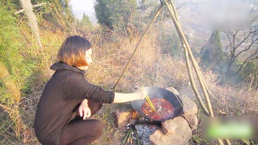 [图]看看野生散养的孩子如何和动物一起生活