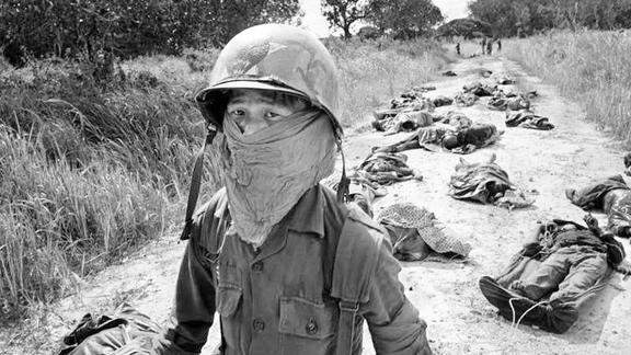 《历史人文》_被美军俘虏的越南女兵有多羞耻？让人看得捂眼睛！