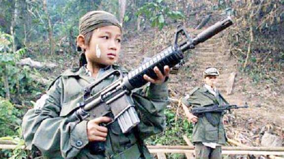 《历史人文》_抗日战争爆发，娃娃兵为了战胜心中懦弱，竟自愿要求用铁链锁脚？