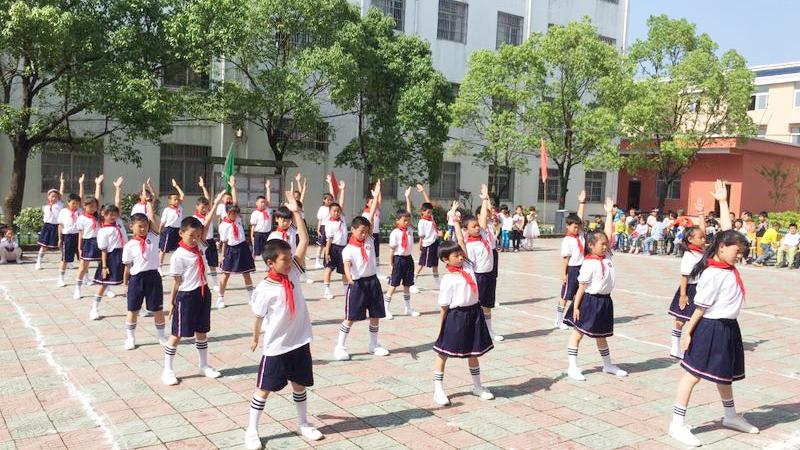 [图]六一儿童节表演《全国小学生广播体操七彩阳光》，金社中心小学！