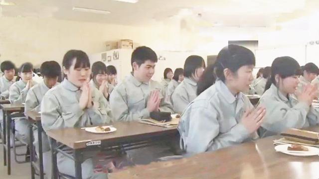 [图]日本一所高中的奇葩课程！让学生亲手养大小鸡，然后做成菜！