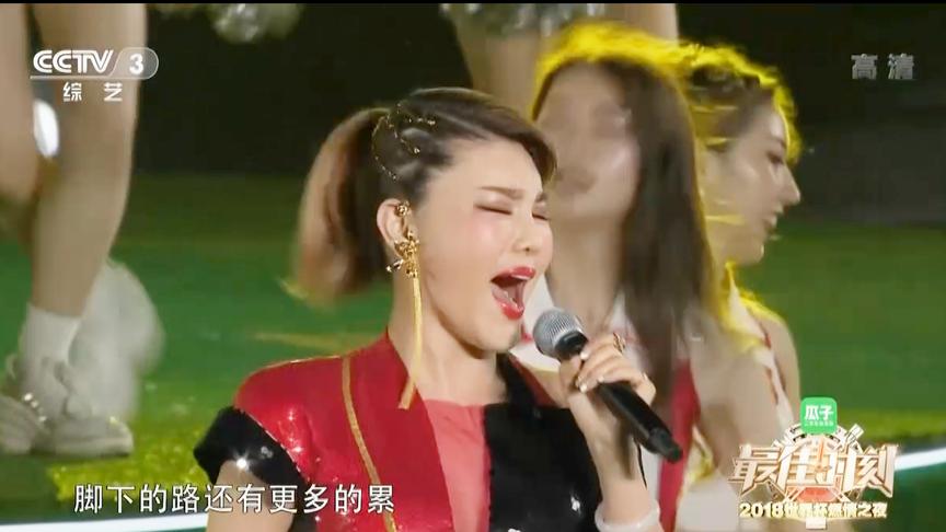 [图]乌兰图雅用大气磅礴的嗓音演绎经典歌曲《风雨彩虹铿锵玫瑰》