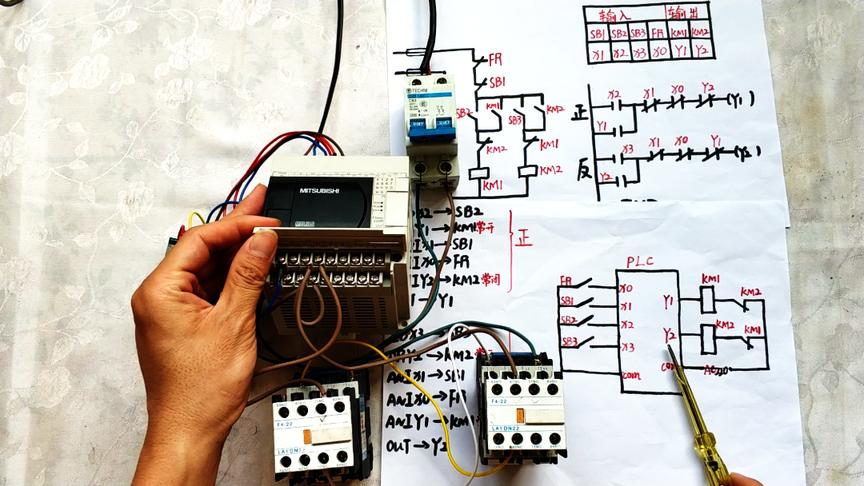 [图]9分钟让你懂PLC的控制，正反转电路原理+实物接线，学技术就学PLC