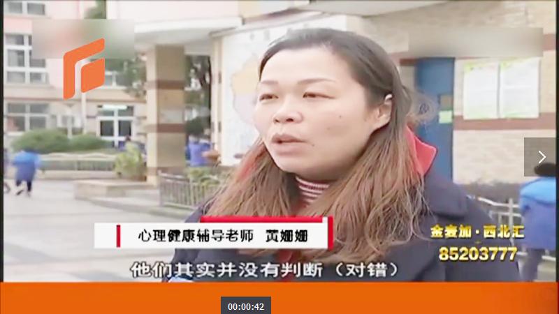 [图]实拍男生电梯内狂亲女生还单膝下跪，专家说是纯粹的模仿