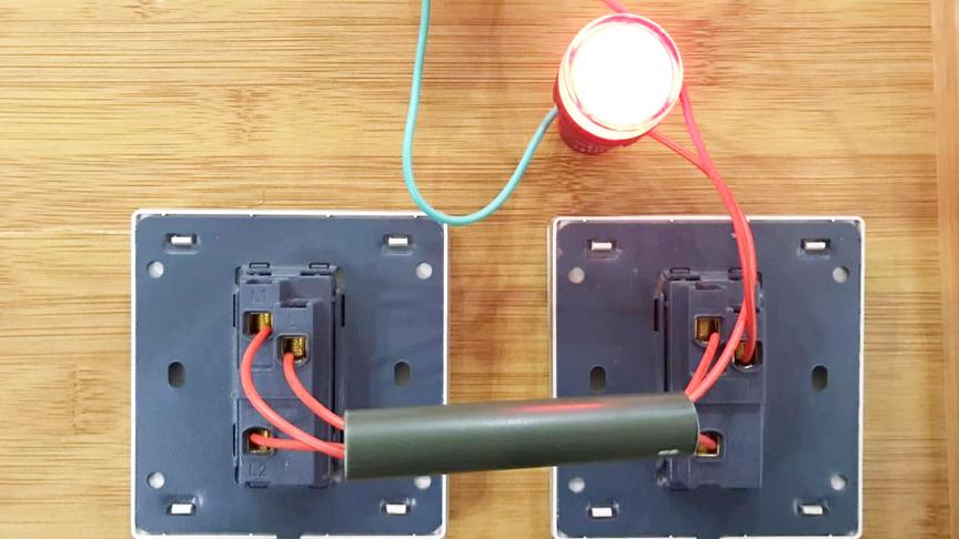 电工知识:两个开关控制一盏灯,中间需要留几根线,接线步骤演示