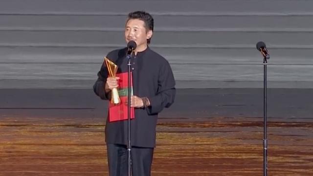 [图]容中尔甲凭《阿拉姜色》获新人演员荣誉 首次获奖心情激动