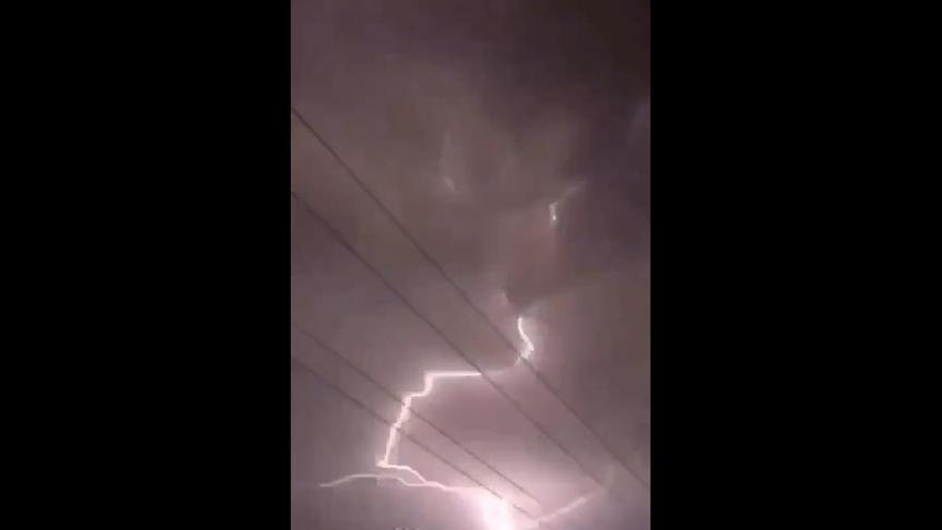 [图]云浮雷暴雨引发罕见景象，网友拍到视频称“天裂了”！