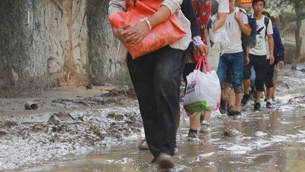 [图]大山孩子的倔强：暴洪之后，翻山越岭去上学