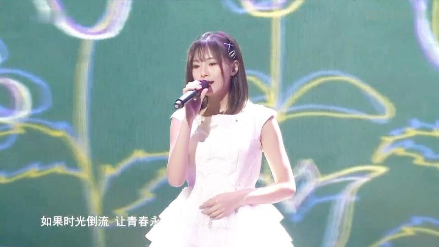 [图]《燃烧吧团魂》比赛现场SNH48成员祁静演唱歌曲《青春的花瓣》