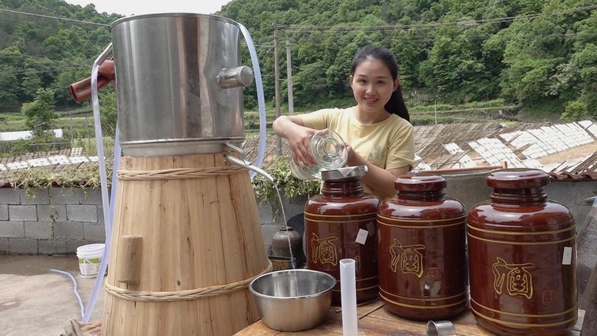 [图]农村姑娘用传统工艺，自酿白酒，产量出奇之高，看得我直流口水！