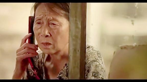 《妈妈做的饭》_让千万人感动流泪的短片，老母亲翻山越岭，只为给女儿做顿饭