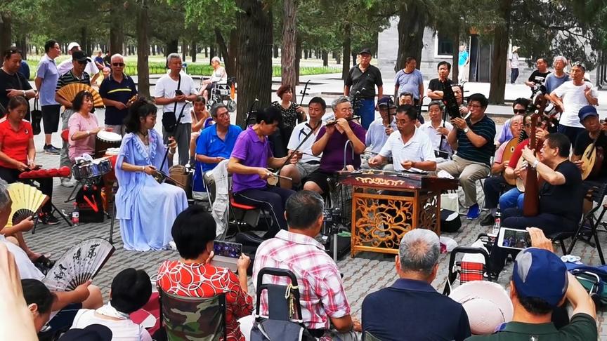 [图]老北京天坛公园琴之声民乐队合奏，地道战，认真听你会喜欢民乐的