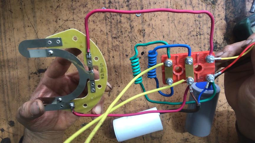 普通单相电动机四根引出线和两根离心开关线如何接在接线桩上?