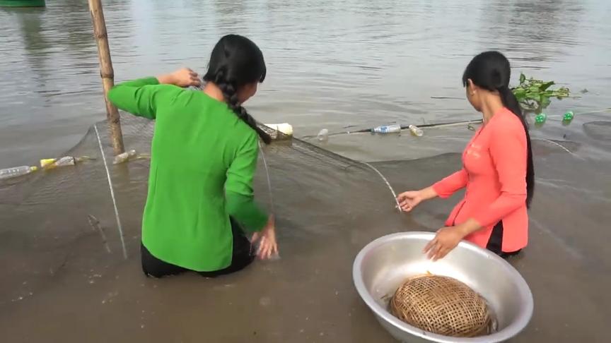 越南水上人家姑娘收网发现捕到了一条大鱼,真是太幸运了