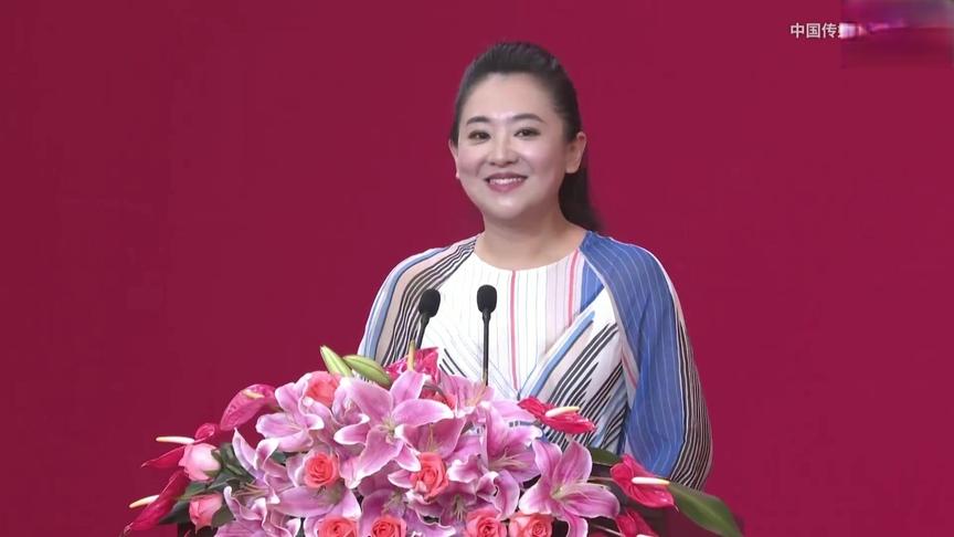 [图]月亮姐姐来了！央视美女主持人在中国传媒大学演讲，现场沸腾