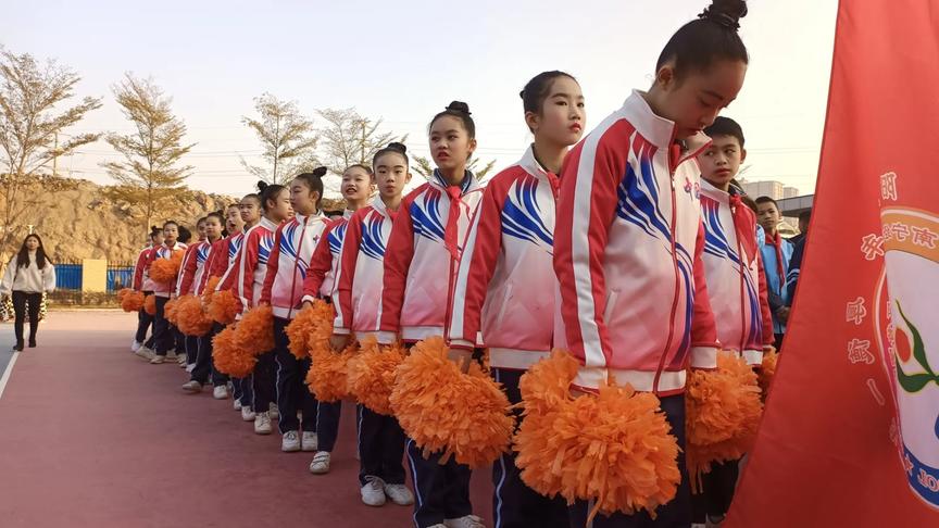 [图]实拍小学生做第三套广播体操《七彩阳光》比赛现场