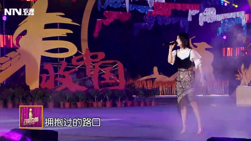 [图]黄圣依多才多艺，着优雅黑裙演唱歌曲《开在心里的花》