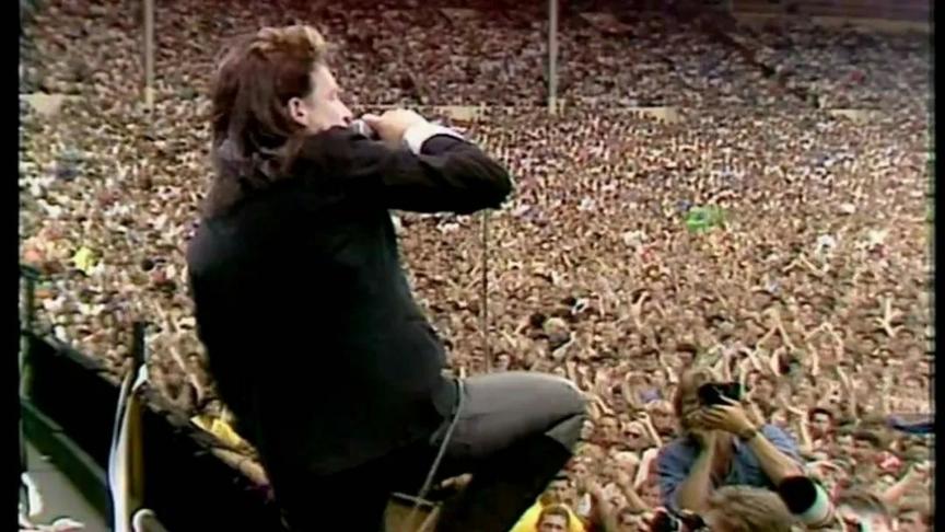 [图]1985年 Live Aid现场，U2乐队这个舞台举动成为经典