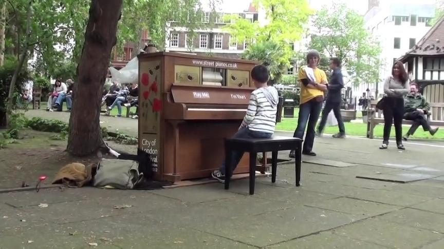 [图]11岁男孩街头钢琴演奏月光奏鸣曲，大师级意境