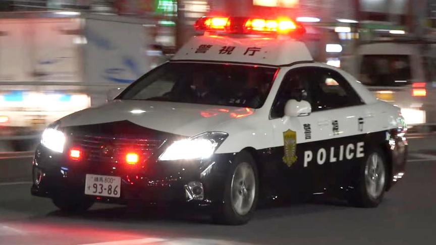 [图]东京警视厅警车紧急鸣警报出警 一路喊话要求避让