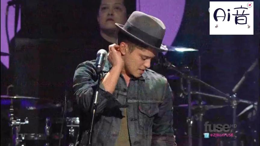 [图]Bruno Mars“火星哥”现场演唱成名曲《Just The Way You Are》