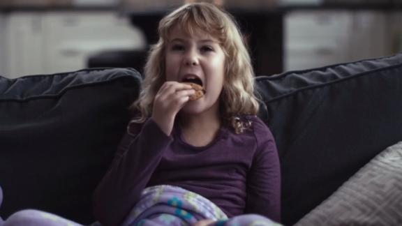 《动漫解说》_妈妈为阻止女孩偷吃饼干，买了个小丑饼干罐，不料引来真的小丑