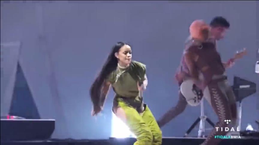 [图]Rihanna - Bitch Better Have My Money Live at Made in America