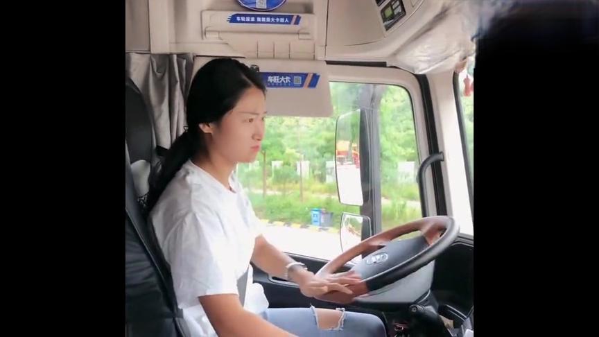 货车女司机开车,技术一流,女司机喜欢单手打方向盘啊