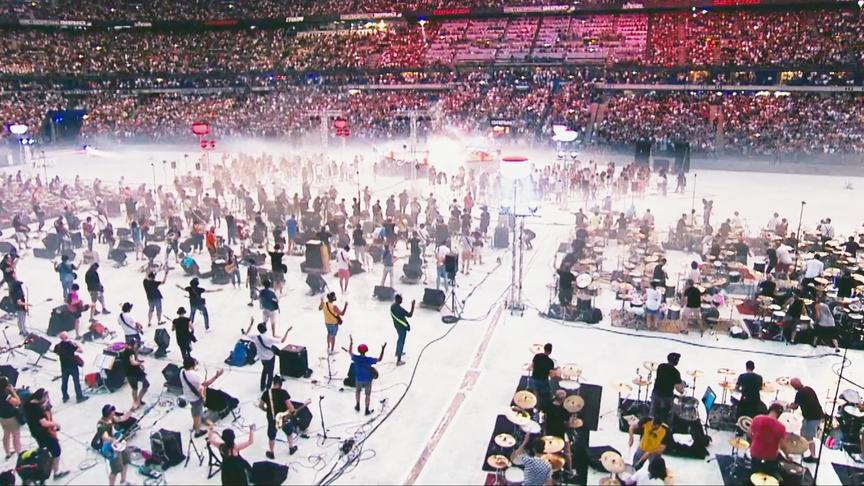 [图]1000人同时演奏WeWillRockYou，现场地动山摇，把天都震出个窟窿