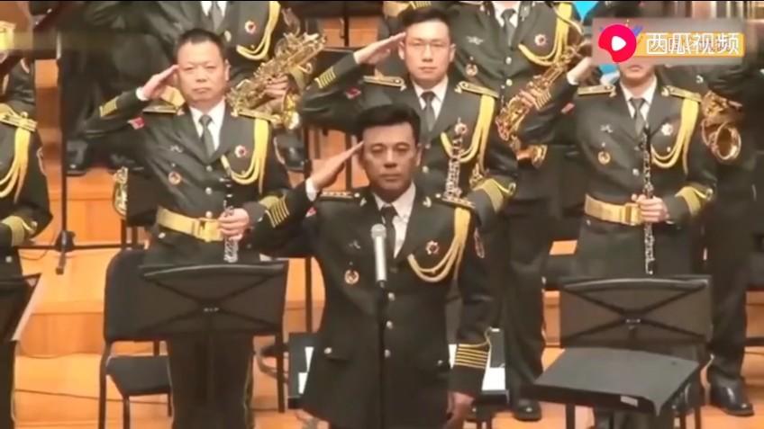 [图]解放军军乐团演奏各兵种的进行曲，……像祖国敬礼。