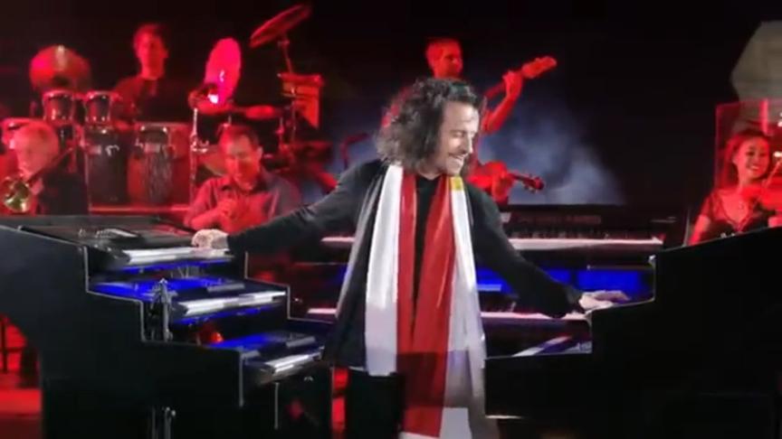 [图]Yanni《圣托里尼》，该曲为1993年雅尼雅典卫城开场曲，大气磅礴