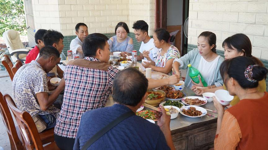 [图]小妹一人做14个人的饭菜，这一桌农家宴不简单，全是下饭家常菜