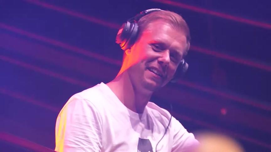 [图]百大DJ大明哥 Armin 超炫酷舞台 Pinkpop 2019 万人派对