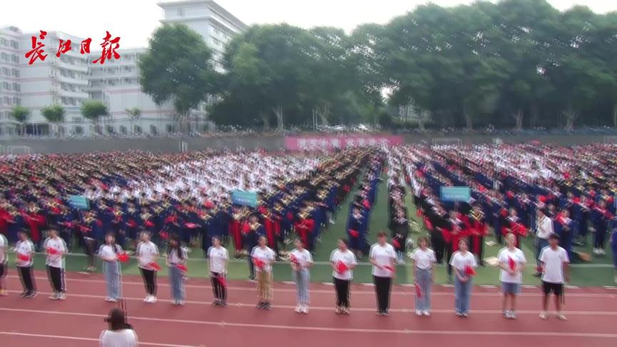 [图]好萌！中国地质大学毕业典礼：万名学子同唱《勘探队员之歌》