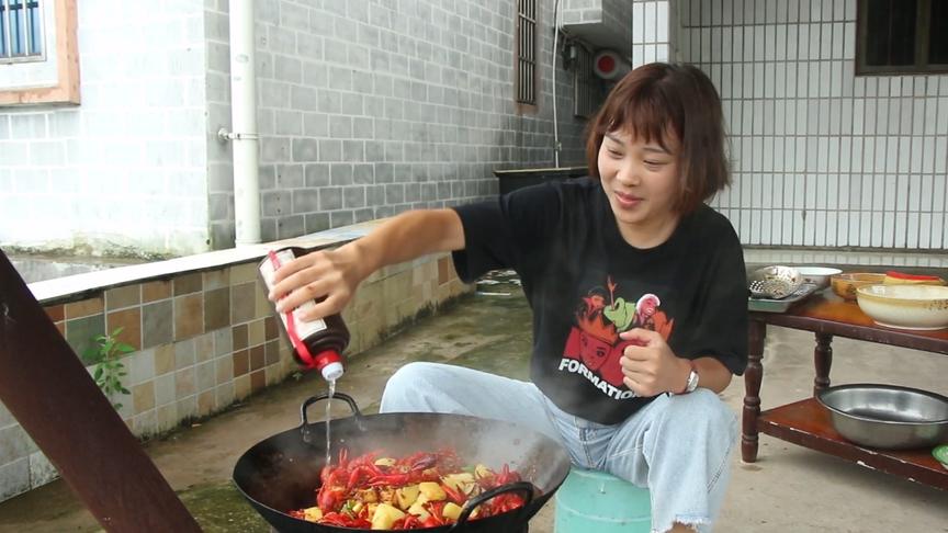 [图]秋妹用白酒做油焖小龙虾，一次做一锅，下雨天围在火边吃，真爽