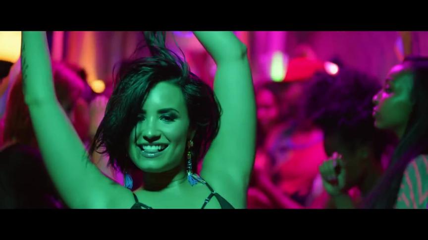 [图]Demi Lovato - 《Cool for the Summer》 (官方MV)